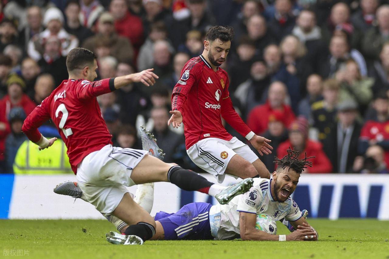 维拉不敌曼联后，埃梅里才发现不对劲，难怪卡里克一直按兵不动